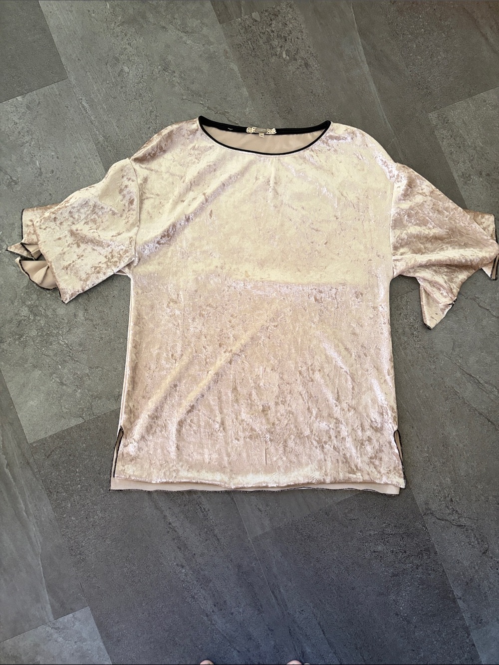 gimmicks by BKE Crushed Velvet Short Sleeve Top in Pale Blush